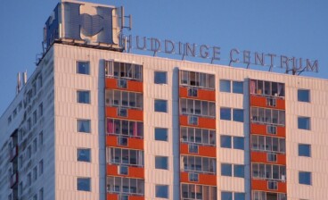 A high-rise building with the sign 
