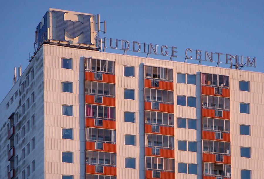 A high-rise building with the sign 